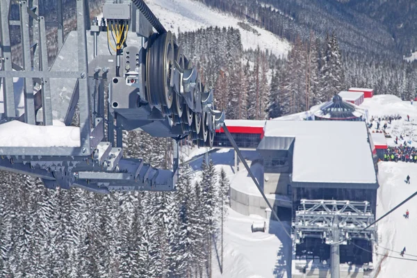 Modern teleferik funitel hill chopok - düşük tatras Dağları üzerinde — Stok fotoğraf