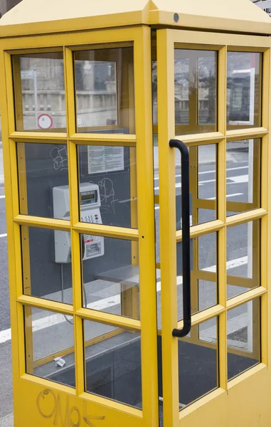 Cabina telefonica gialla — Foto Stock