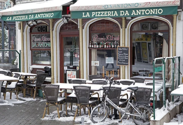 Besneeuwde terras in Antwerpen — Stockfoto