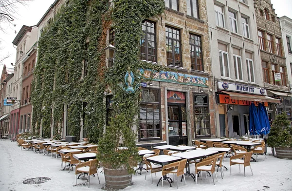 Verschneite terrasse in antwerpen, belgien — Stockfoto