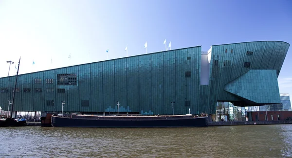 Centro de ciência em Amsterdã de barco — Fotografia de Stock