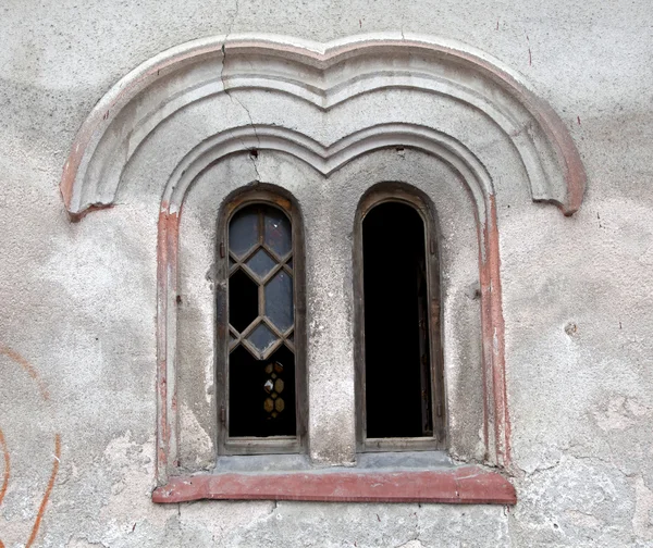 Broken window on Jewish Synagogue in city Ruzomberok, Slovakia — Stock Photo, Image