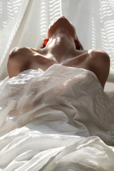 Naked woman under blanket — Stock Photo, Image