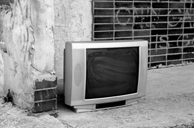 Eski televizyon karşısında düz