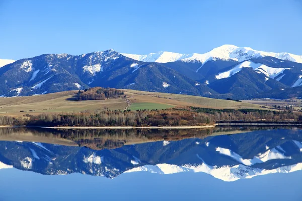 Liptovska mara - Wasserbecken in der Region liptov — Stockfoto