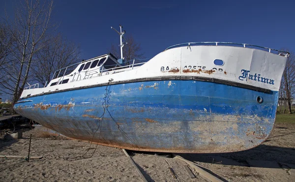 Старий корабель на воді басейну Ліптовська Мара — стокове фото