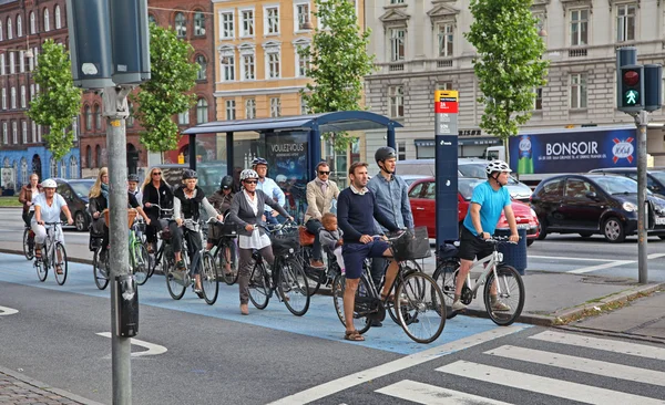 Zu viele Fahrräder in Kopenhagen, Dänemark — Stockfoto