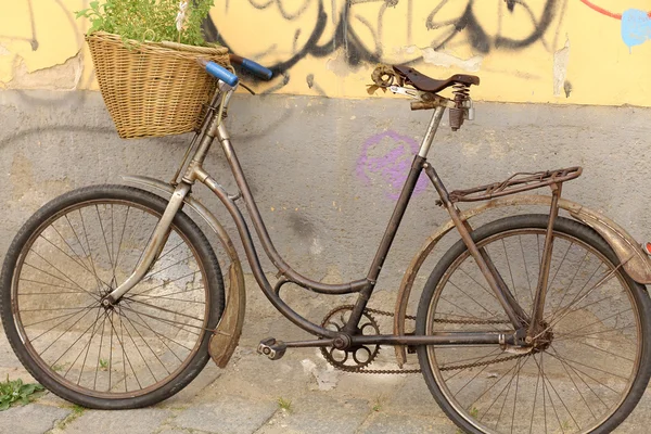 Bicicleta vieja en el casco antiguo - Bratislava, Eslovaquia — Foto de Stock