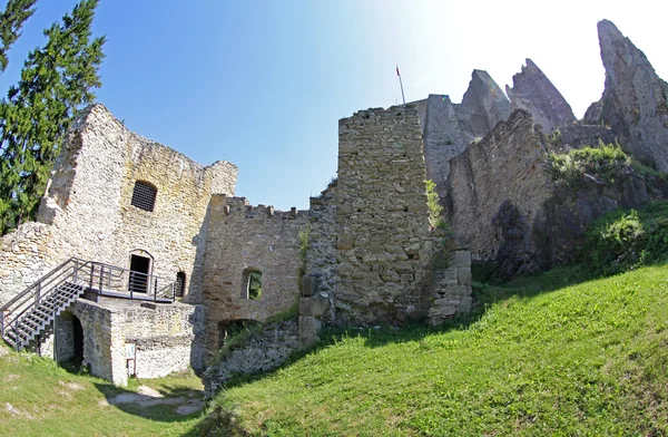 Likavsky hrad - castillo en ruinas en Eslovaquia — Foto de Stock
