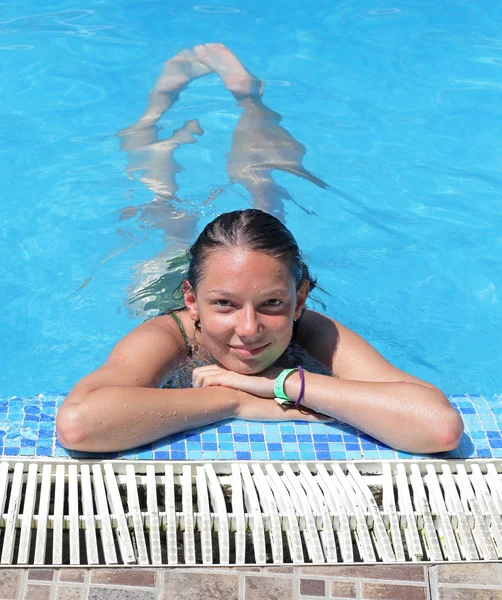 Meisje op het zwembad — Stockfoto