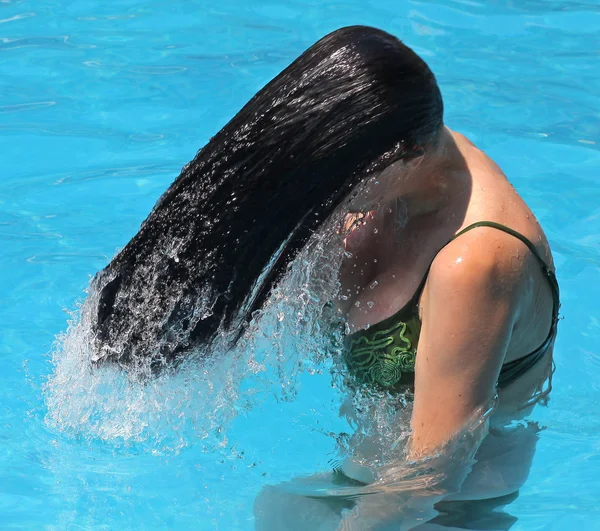 Девушка у бассейна — стоковое фото