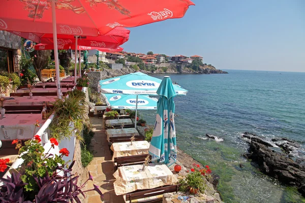 Lovely restaurant near rocky shores — Stock Photo, Image