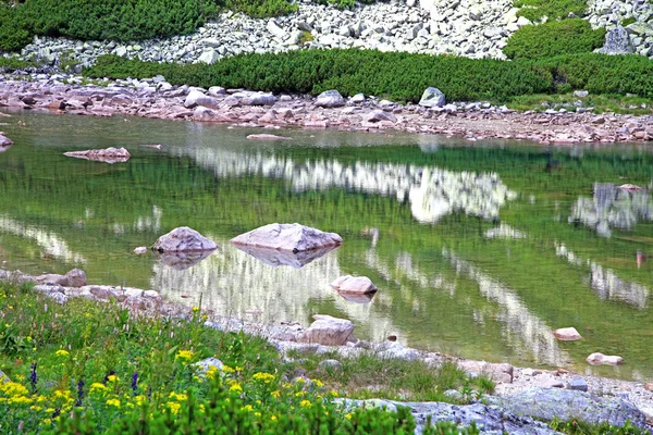 Skalnaté pleso - tarn ve Vysokých Tatrách, Slovensko — Stock fotografie