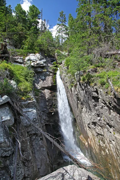 Vattenfall på mala studena dolina - dalen i Vysoké Tatry, Slovakien — Stockfoto