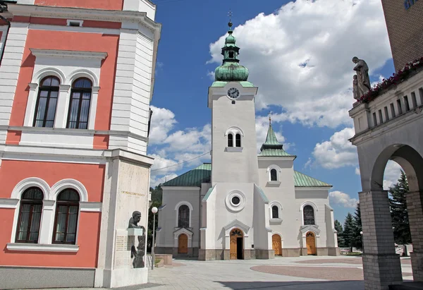 Римско-католическая церковь в городе Ружомберок, Словакия — стоковое фото