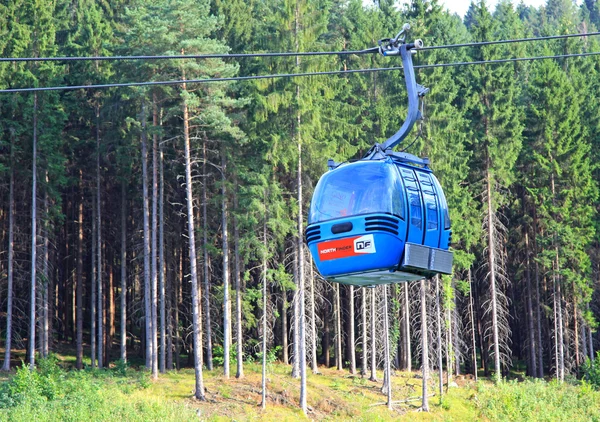 Niebieski ropeway w hrabovo, w pobliżu miasta ruzomberok — Zdjęcie stockowe