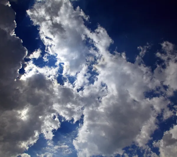 Nuvens & sol no céu — Fotografia de Stock