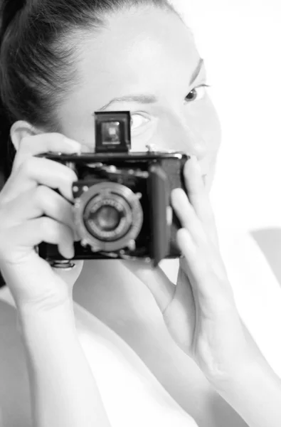 Chica con cámara vieja —  Fotos de Stock