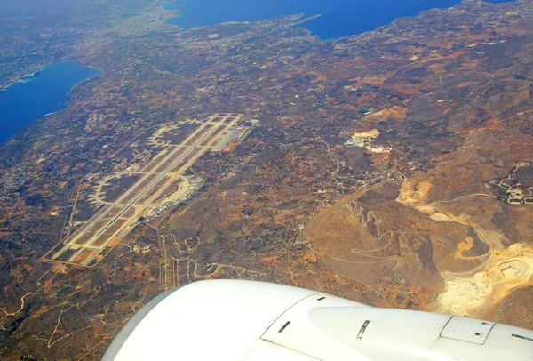 Havaalanında uçak, Yunanistan üzerinden şehir chania — Stok fotoğraf