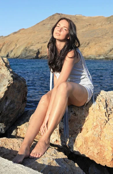크레타 섬 사람 seahore에 예쁜 여자 — 스톡 사진