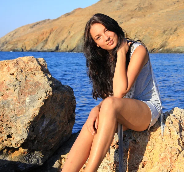 Pretty girl at cretan seahore — Stock Photo, Image