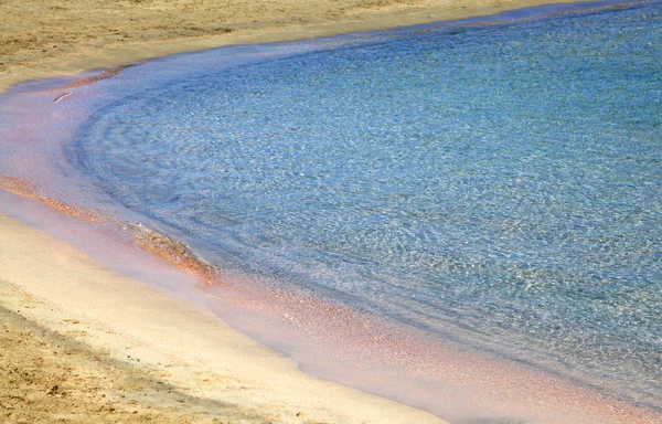 Дрібні чисте море з рожевий пісок в Елафонісі, Крит — стокове фото