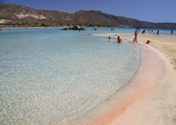 Mare poco profondo e limpido con sabbia rosa a Elafonisi, Creta — Foto Stock