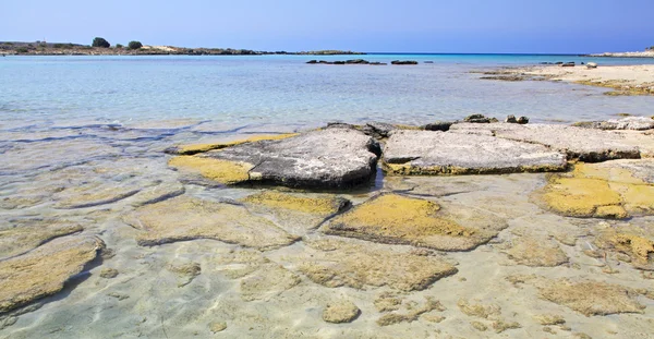 Mer limpide avec sable rose à Elafonisi, Crète — Photo