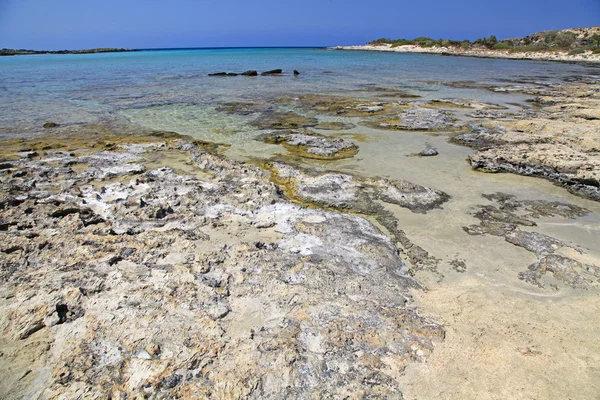 Ondiepe heldere zee met roze zand op elafonisi, Kreta — Stockfoto