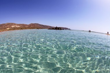 elafonisi, crete, pembe kum ile sığ açık deniz