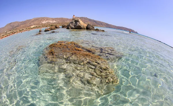 Mar poco profundo y claro con arena rosa en Elafonisi, Creta — Foto de Stock