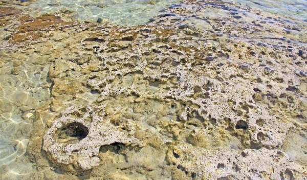 Mar límpido raso com areia rosa em Elafonisi, Creta — Fotografia de Stock