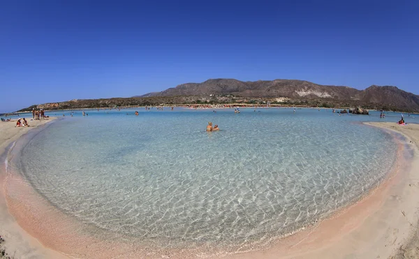 Mare poco profondo e limpido con sabbia rosa a Elafonisi, Creta — Foto Stock