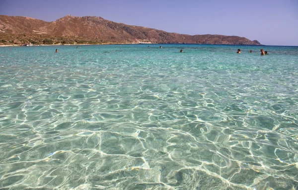 Mar poco profundo y claro con arena rosa en Elafonisi, Creta — Foto de Stock