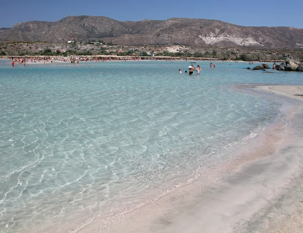 Mar límpido raso com areia rosa em Elafonisi, Creta — Fotografia de Stock