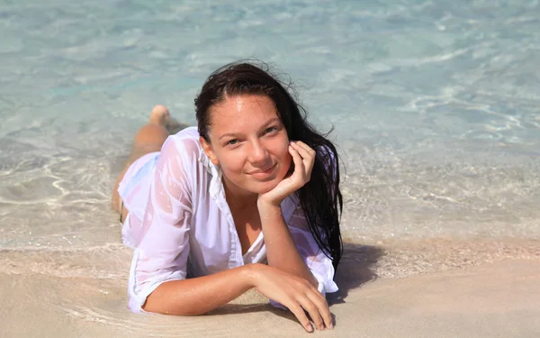 在 elafonisi 海滩，克里特岛上的漂亮女孩 — 图库照片