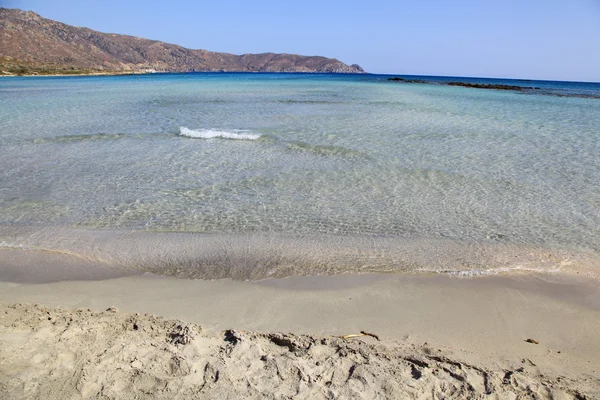 Mar límpido raso com areia rosa em Elafonisi, Creta — Fotografia de Stock
