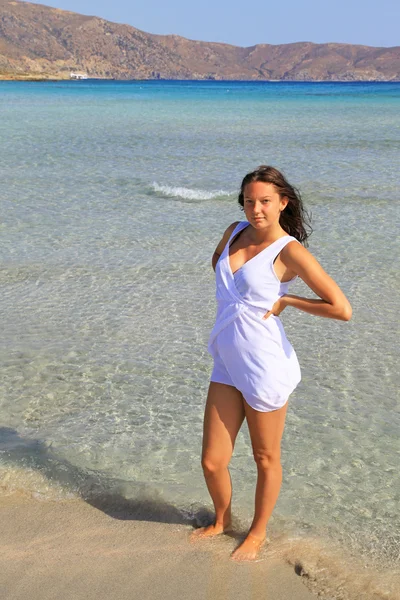 Elafonisi Beach, Girit güzel kız — Stok fotoğraf
