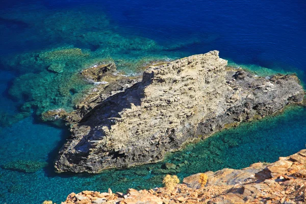 Mer peu profonde et limpide de Crète — Photo
