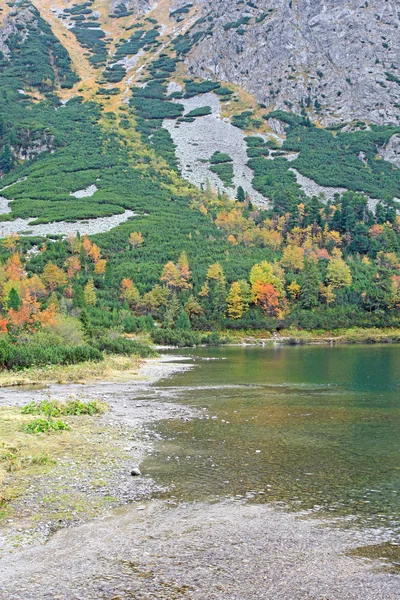 Popradske pleso - tarn en High Tatras, Eslovaquia — Foto de Stock