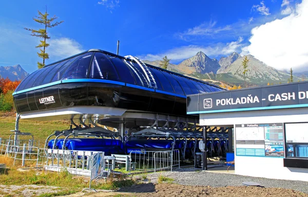 Teleférico azul en Tatranska Lomnica - High Tatras, Eslovaquia —  Fotos de Stock