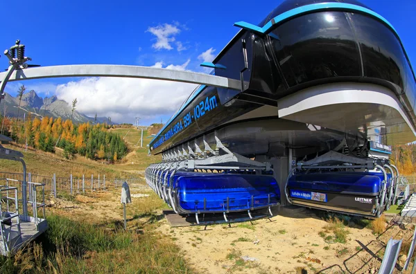 Teleférico azul en Tatranska Lomnica - High Tatras, Eslovaquia —  Fotos de Stock