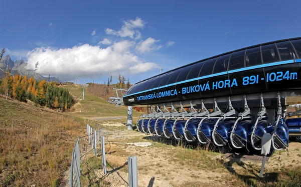 Teleférico azul en Tatranska Lomnica - High Tatras, Eslovaquia —  Fotos de Stock