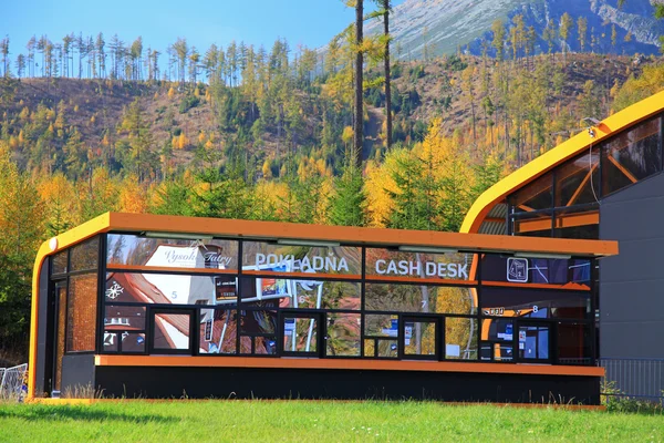 Orangefarbene Seilbahn (moderne Seilbahn in Tatranska lomnica - hohe — Stockfoto