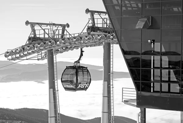 Ropeway moderno na colina Chopok - Baixa Tatras, Eslováquia — Fotografia de Stock