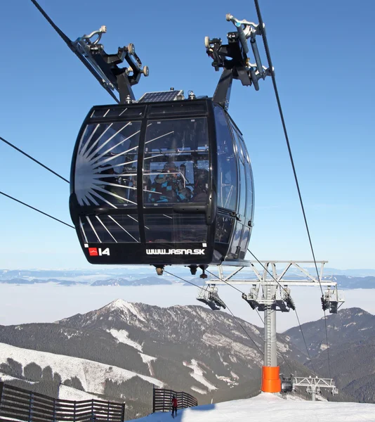 Nowoczesne ropeway funitel na wzgórzu chopok - Niskie Tatry, Słowacja — Zdjęcie stockowe