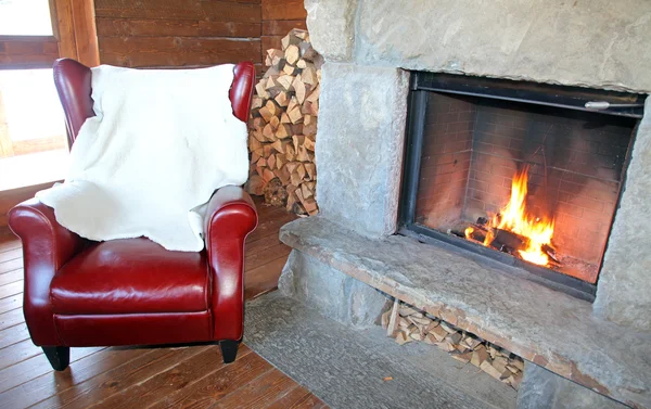 Chimenea y sillón — Foto de Stock