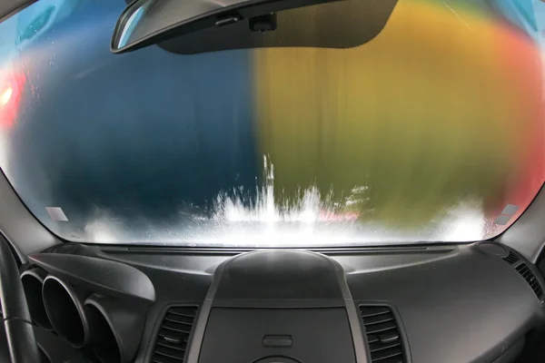 Auto binnen carwash — Stockfoto