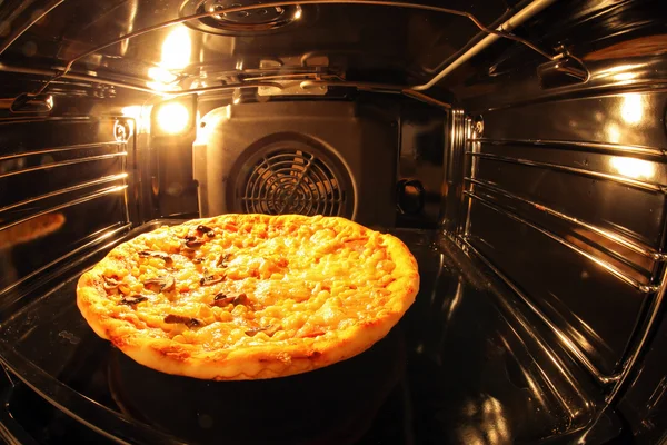 オーブン内のピザ — ストック写真