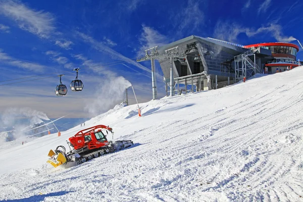 現代ケーブルウェイ、スキー リゾート ジャスナ、スロバキアのトリマー — ストック写真